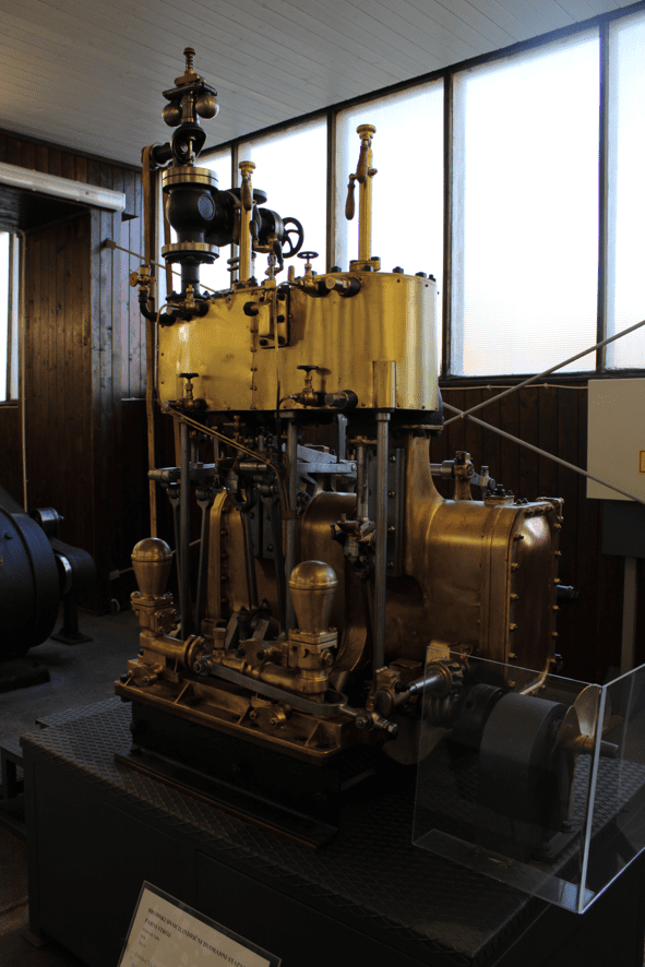 Steam marine engine